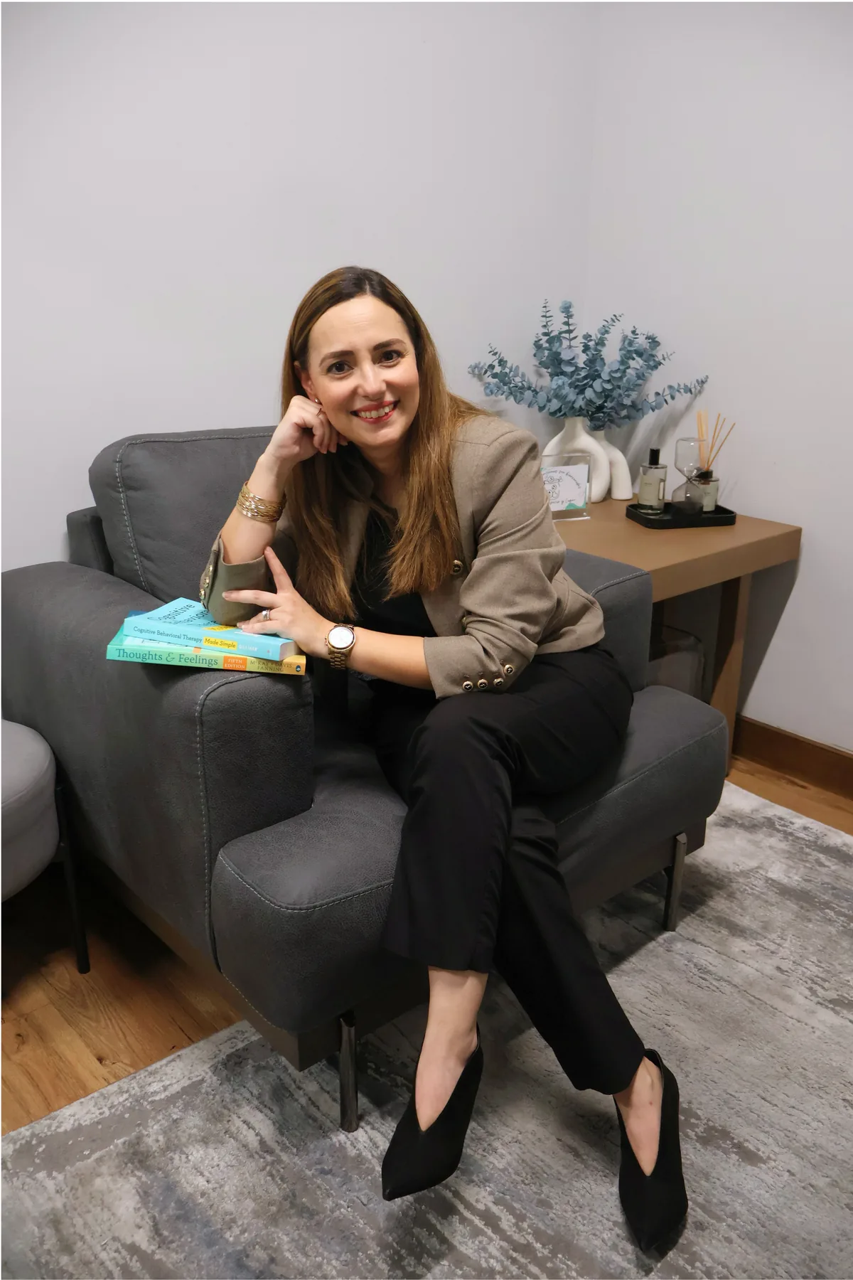 Jordana en su consultorio o en sesión
